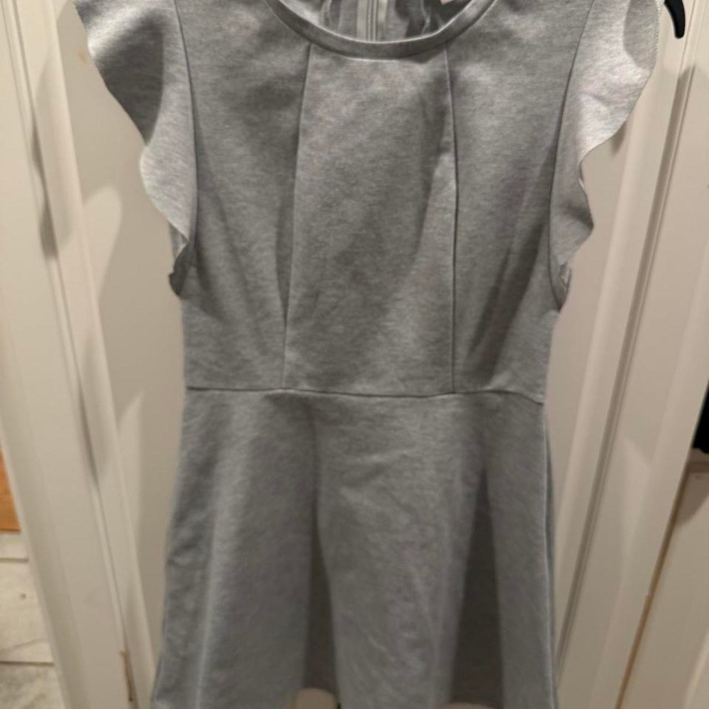 BCBGeneration Gray Ruffle Sleeve Romper Playsuit Womens Size 6 Heathered Grey